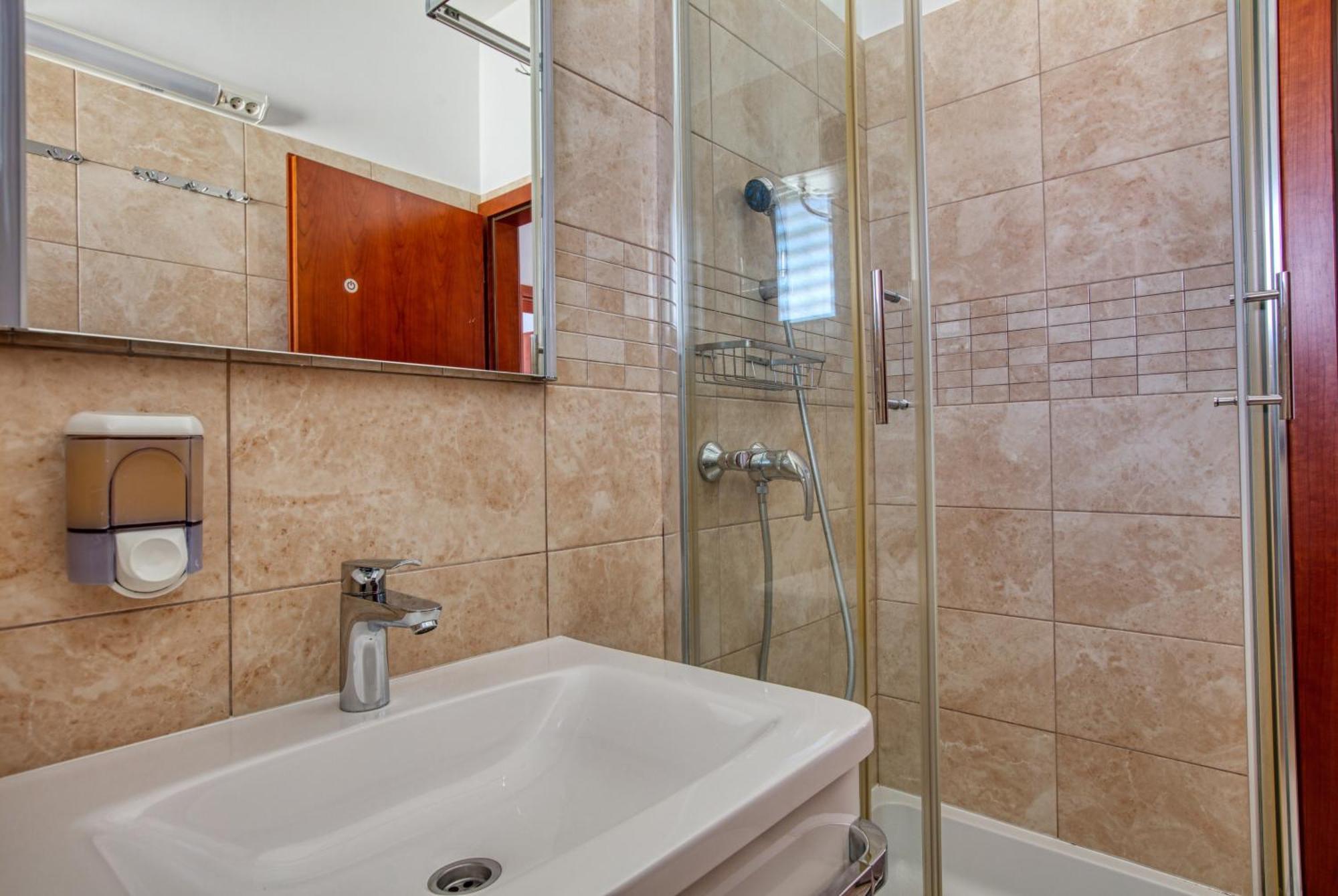 Family Friendly Seaside Apartments Brodarica, Sibenik - 4833 Oda fotoğraf